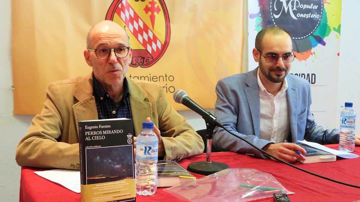 El escritor Eugenio Fuentes y el bibliotecario Sixto Torres, en la presentación de la novela