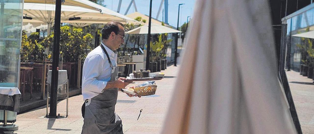 Un camarero trabajando en una terraza en Lisboa.