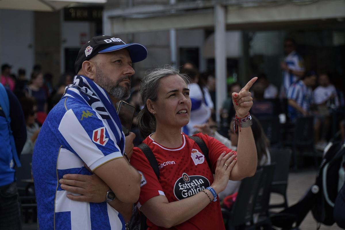 Miles de personas celebraron el ascenso con el Deportivo en la plaza de María Pita de A Coruña