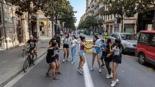 La iniciativa Obrim Carrers inicia su horario de verano en Gran de Gràcia y Creu Coberta-Sants