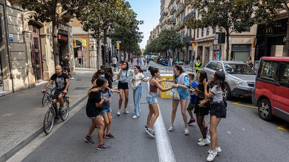 Imagen veraniega de una jornada del 'Obrim carrers' en Gran de Gràcia