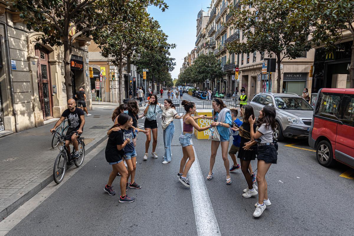 Imagen veraniega de archivo de una jornada del ’Obrim carrers’ en Gran de Gràcia.