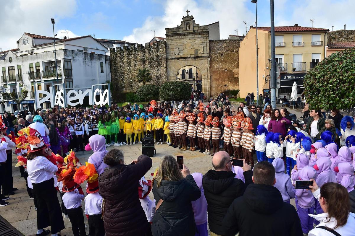 Fotogalería | Los colegios estrenan el Carnaval en Plasencia