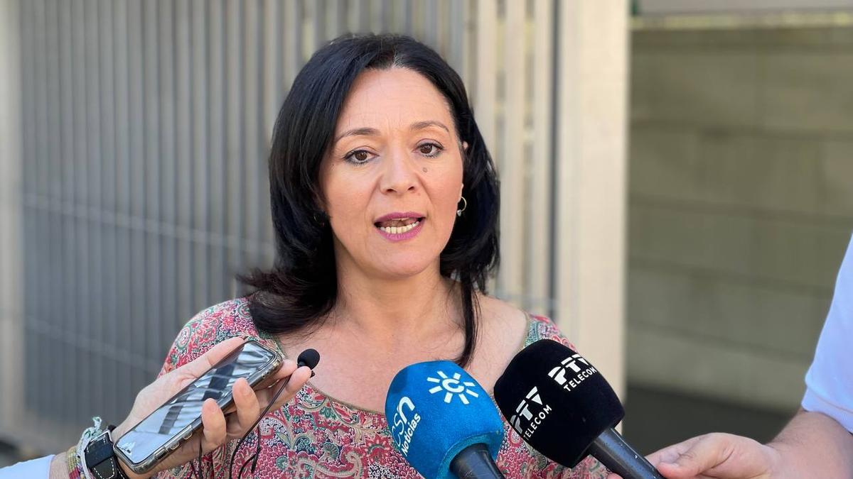 Rafaela Crespín, en la puerta del centro de salud de la avenida del Aeropuerto.