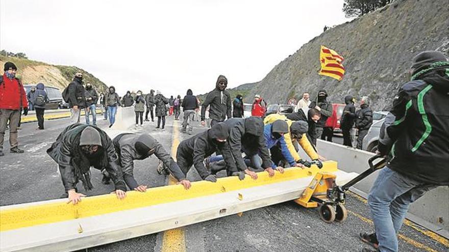 El corte de la frontera con Francia coge fuerza para resistir más días