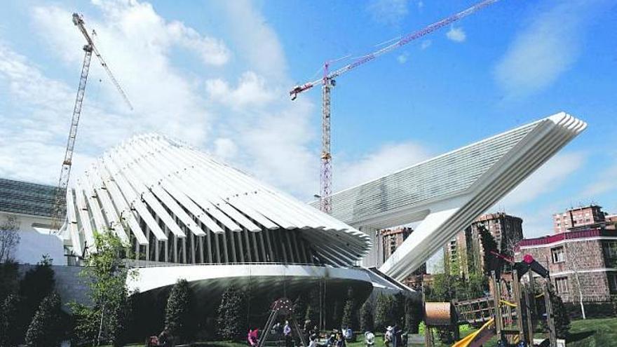 El Palacio de Congresos, con las dos grúas montadas para la continuación de las obras.