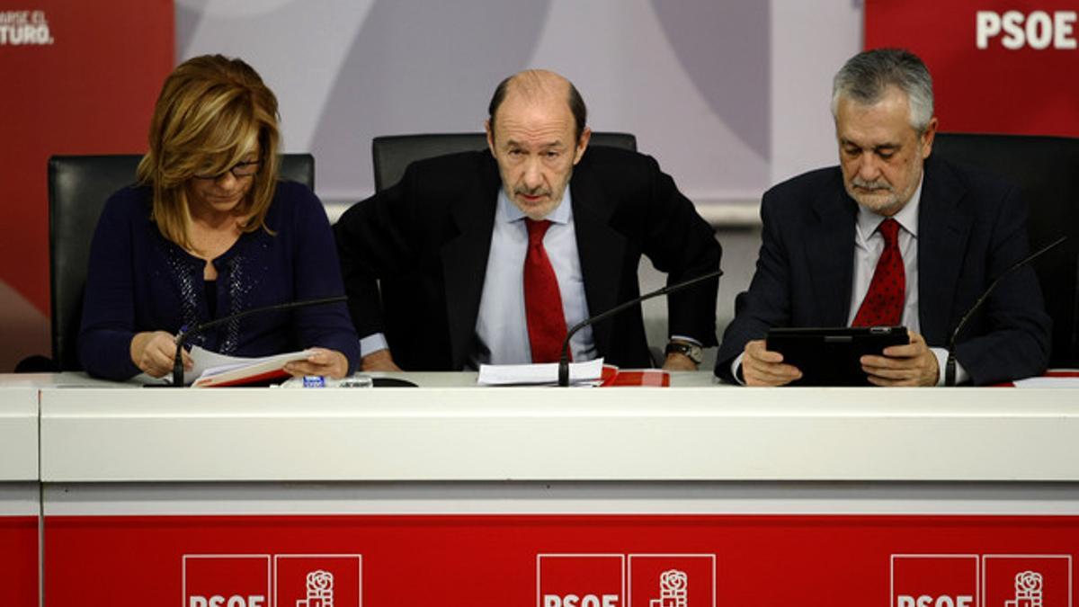 Elena Valenciano, Alfredo Pérez Rubalcaba y José Antonio Griñán, en la última ejecutiva federal del PSOE.