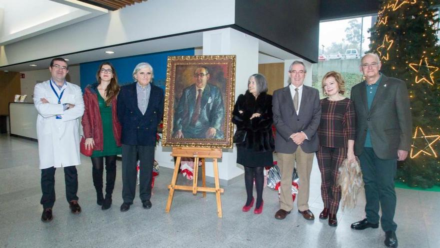 La familia de Cunqueiro, con el retrato donado, el gerente del Sergas en Vigo, la &#039;popular&#039; Teresa Cendón y los médicos José Sobrado y Luis González. // Cristina Graña