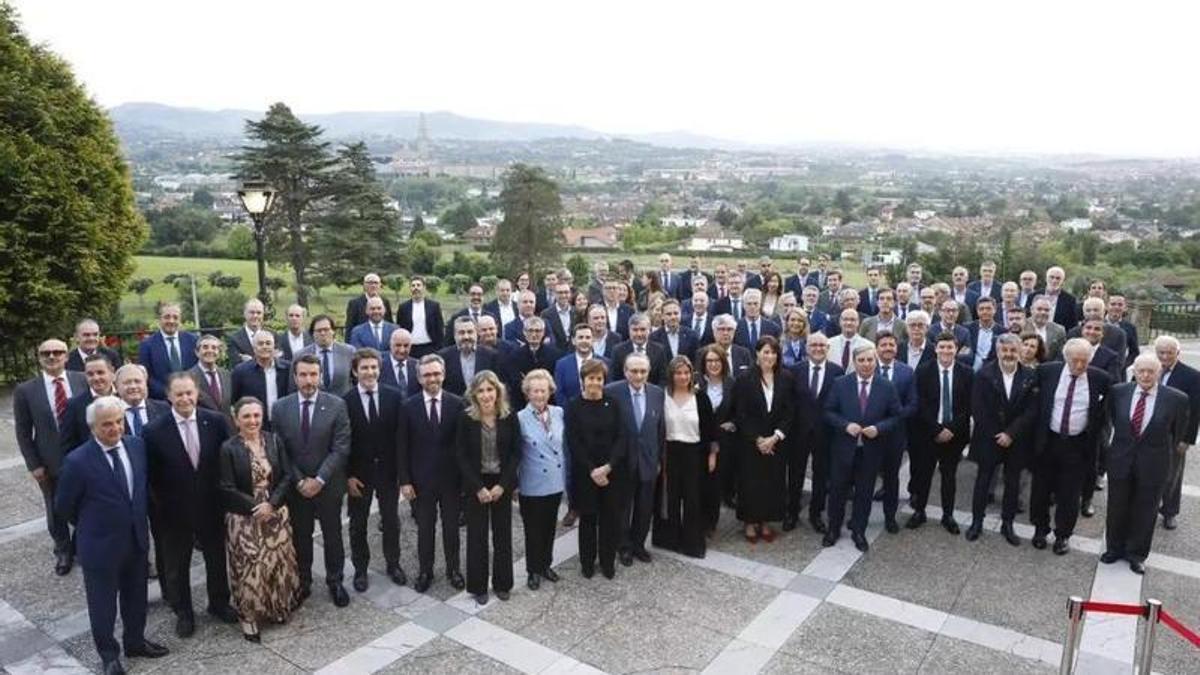 Foto de família de representants institucionals, empresarials, organitzadors i assistents al sopar de benvinguda del II Fòrum del Nord-oest al Palau de La Riega, a Gijón
