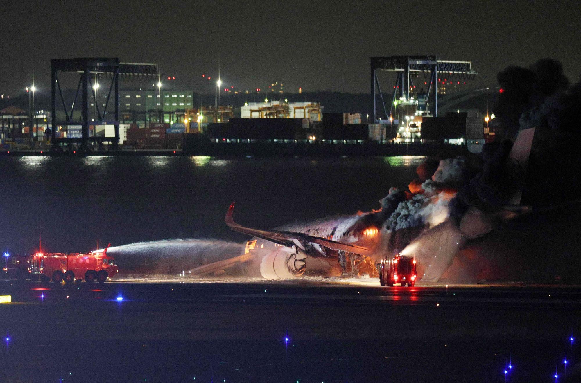 Evacuados los 379 pasajeros y tripulantes del avión incendiado en Tokio