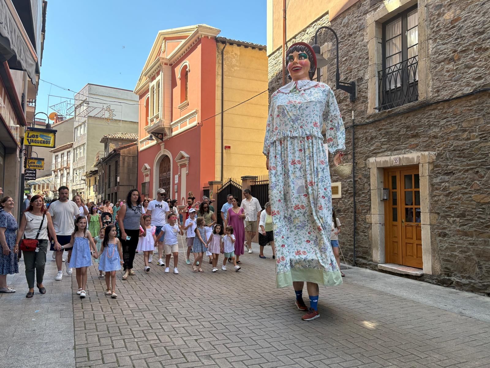 Los gigantes y cabezudos llenan de color y música Cangas del Narcea