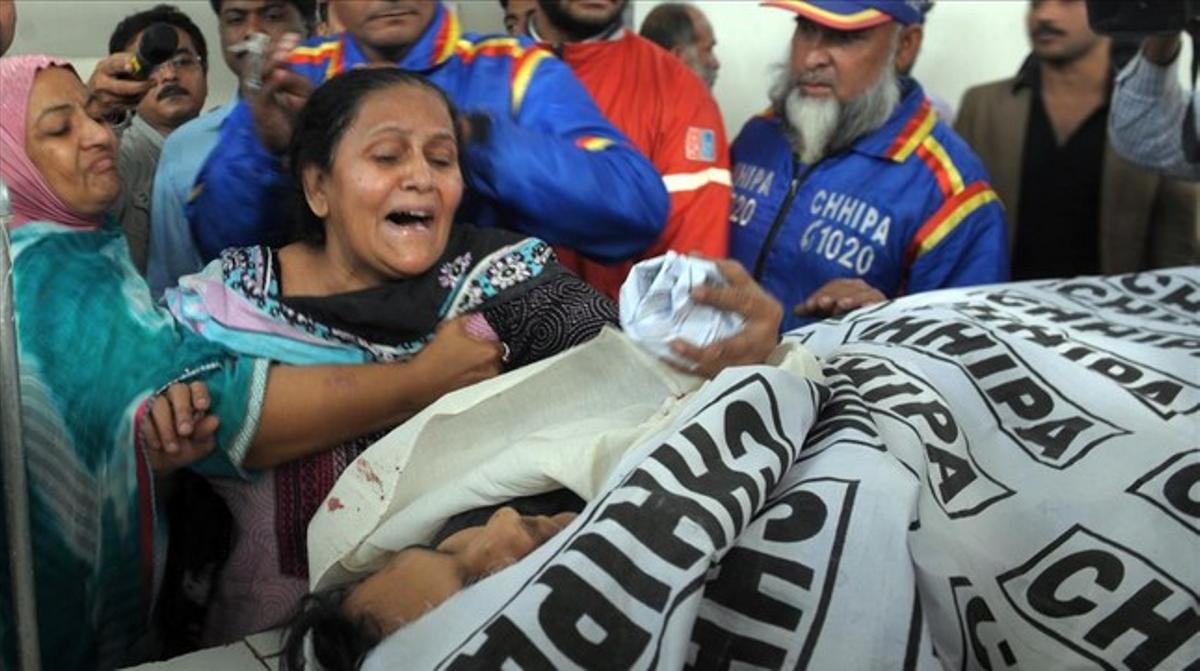 La mare d’un dels vacunadors assassinats plora desesperada al costat del cadàver del seu fill, al dipòsit de cadàvers d’un hospital de Karachi. La mare d’un dels vacunadors assassinats plora desesperada al costat del cadàver del seu fill, al dipòsit de cadàvers d’un hospital de Karachi.