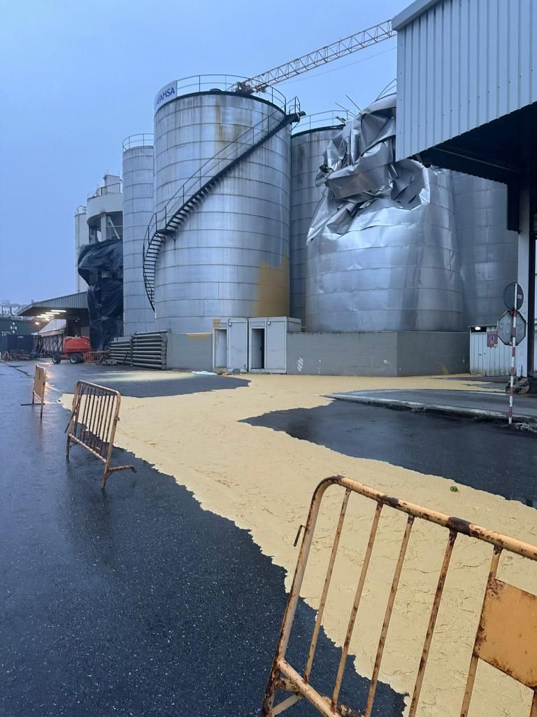 El aceite de palma mancha la ría de Vigo tras romper un tanque en el muelle de Guixar
