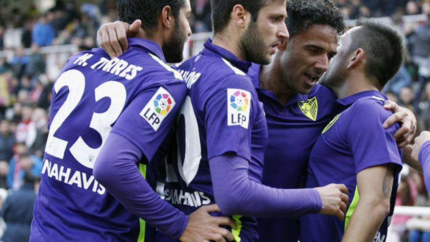 Miguel Torres, Duje Cop y Weligton felicitan a Charles tras su gol, que supuso el 1-1 nada más salir al campo.