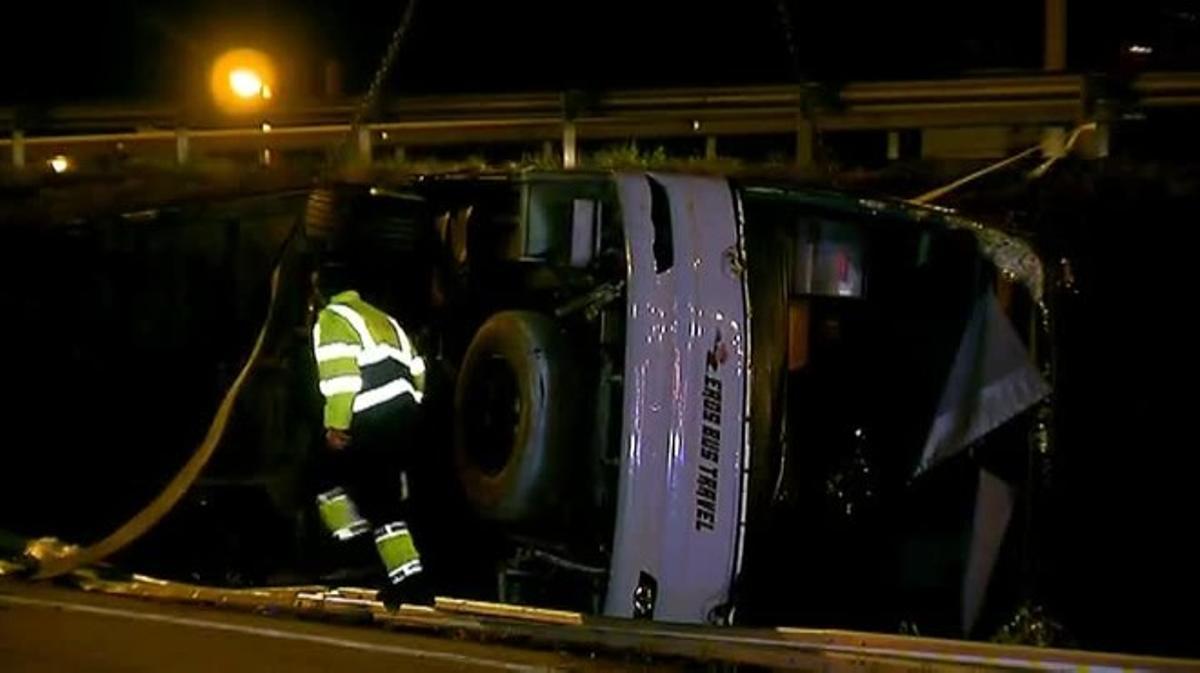Retiren lautocar accidentat a Barcelona