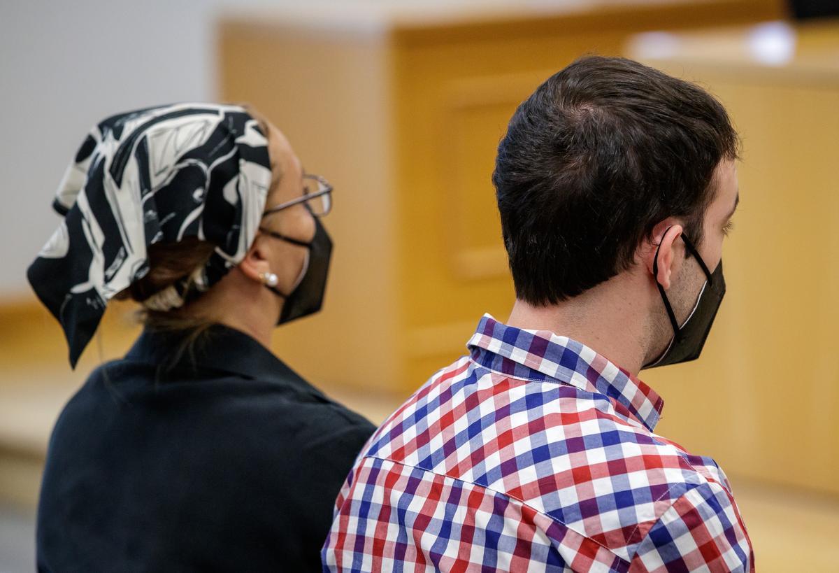 Javier García Marín, el Cuco (d), junto a su madre, en el juicio.