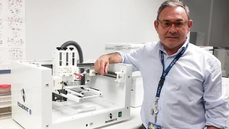 Luis Meseguer-Olmo, junto a una bioimpresora 3D.