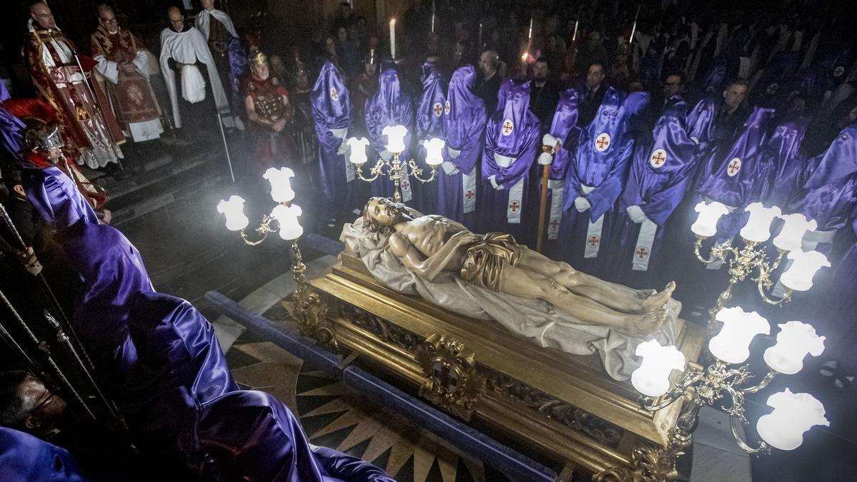 Imagen del Cristo Yacente, obra de José Ortells, que desfila en la procesión del Viernes Santo.