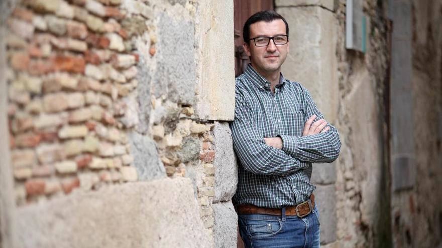 Jordi Canet davant la casa Climent, a Castelló