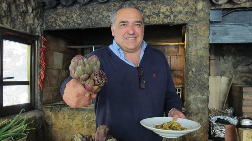 Alfonso Robledo con uno de los platos de alcachofa.