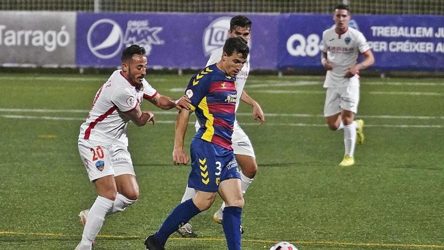 Bigas és pressionat per Álvaro González durant un moment del partit de dissabte passat contra el Lleida