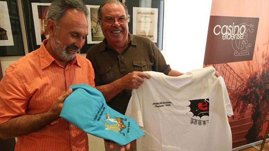 Pedro Poveda entregando la camiseta para &quot;correr la traca&quot; al autor del diseño Joaquín Planelles