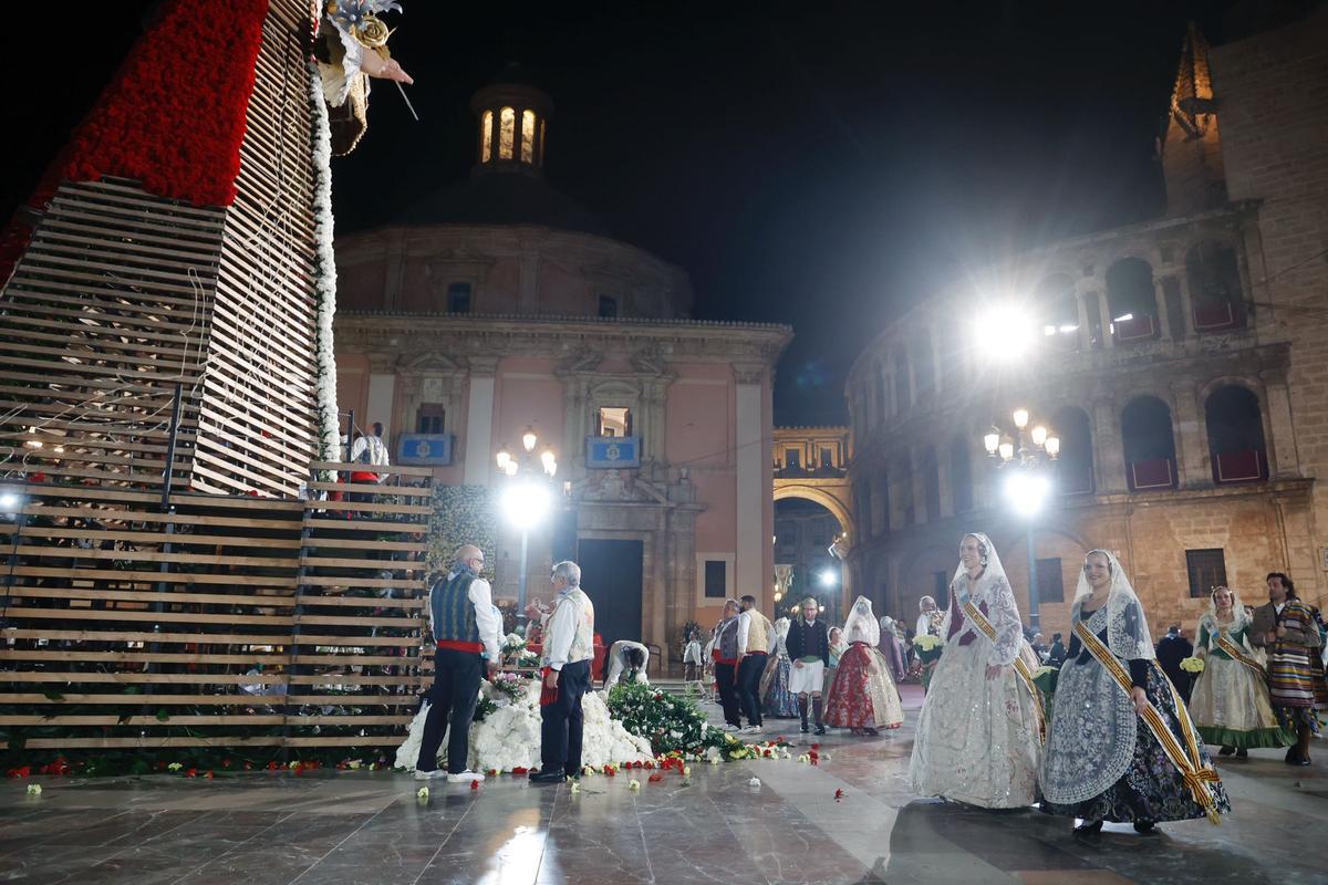 Diana Morant y Pilar Bernabé desfilan ante la Mare de Déu en la Ofrenda