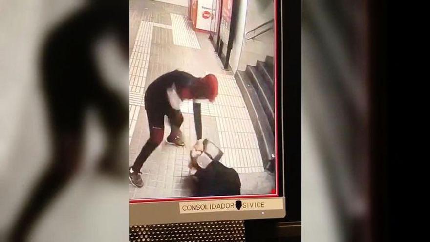 Brutal agresión de un joven a una mujer para robarle el bolso en el metro de Barcelona