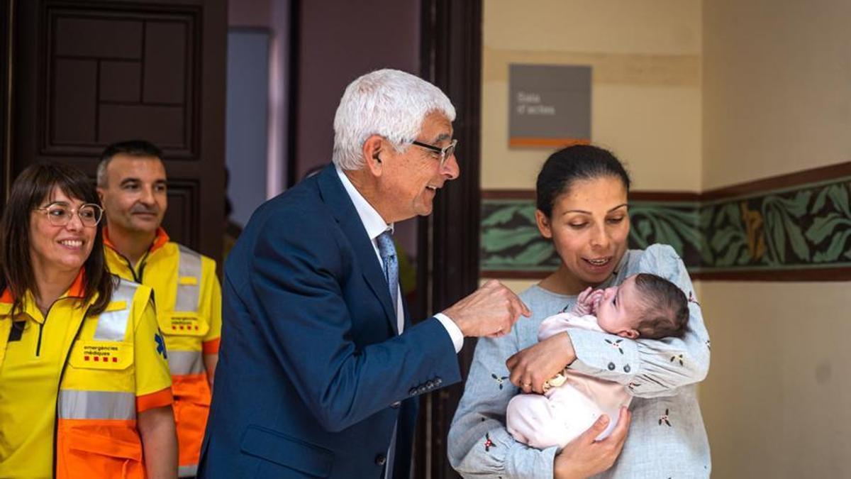 El 'conseller' Balcells con la madre y la niña.