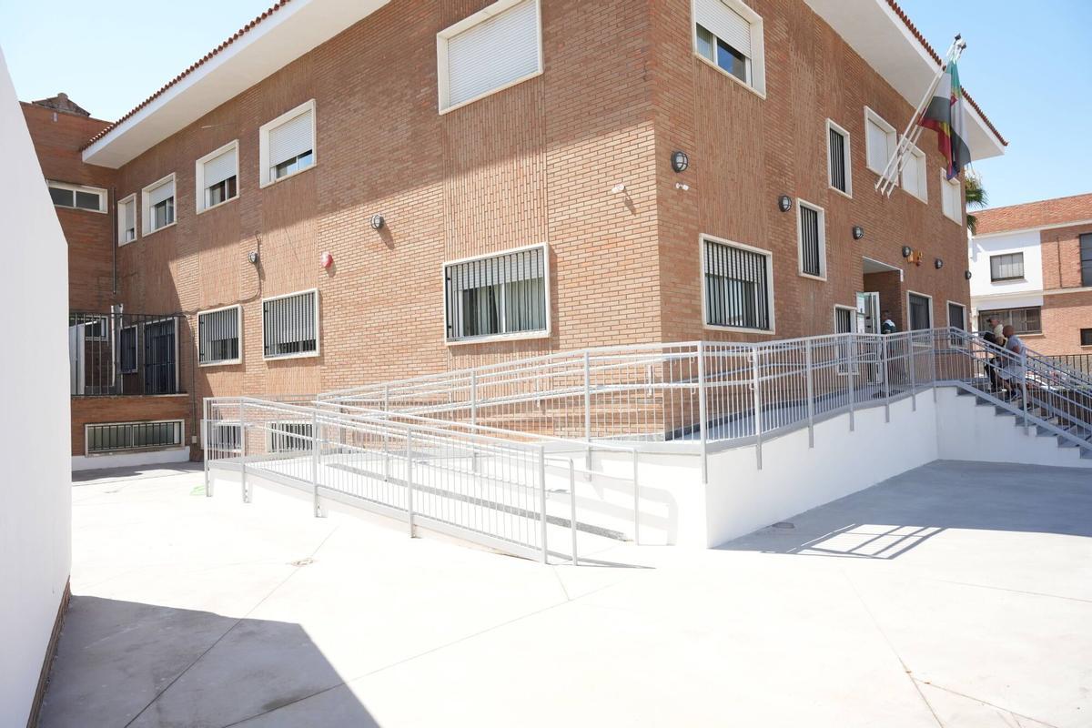 FOTOGALERÍA | Obra de accesibilidad en el edificio de los Servicios Fiscales de la Junta de Extremadura en Badajoz.