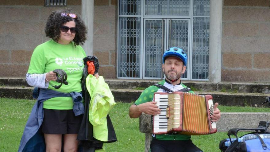 José Manuel Domínguez tocando el acordeón ante la Casa da Cultura de Cangas.   