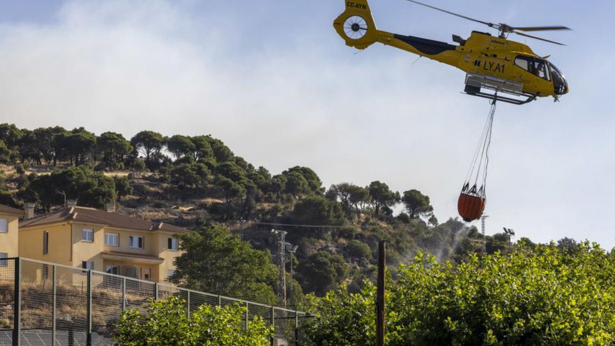 Un helicóptero apagando el fuego de Cebreros, Ávila. | Ricardo Muñoz- Ical