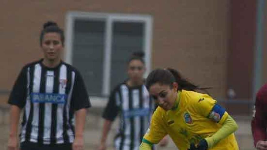 Saritilla, autora ayer de uno de los goles zamoranos, da un pase.