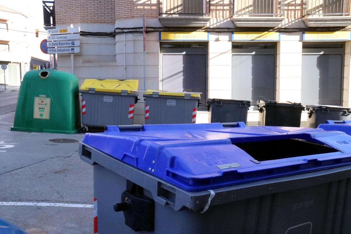 Una illa d'antics contenidors de recollida de deixalles a Sant Joan