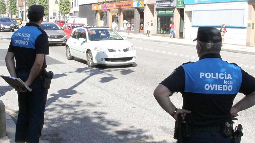 Detenido un camionero que circulaba ebrio, sin carné y sin seguro por el centro de Oviedo