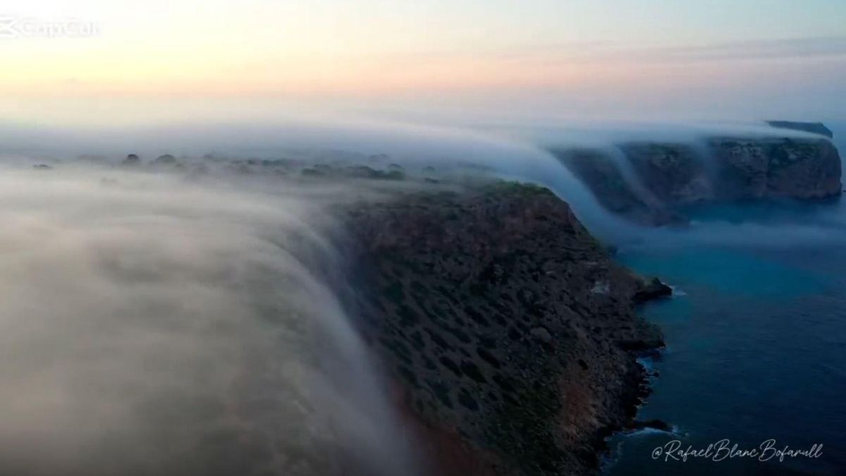 Spektakulärer Nebelwasserfall an den Klippen von Cap Blanc