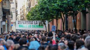 Más de 200 personas se concentran en torno al bloque Sant Agustí de Gràcia para evitar el primer desahucio de un vecino