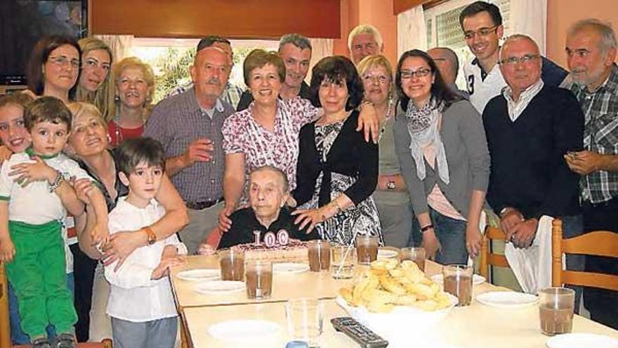 La familia acompañó a Virginia Saboy en su cumpleaños.  // Faro