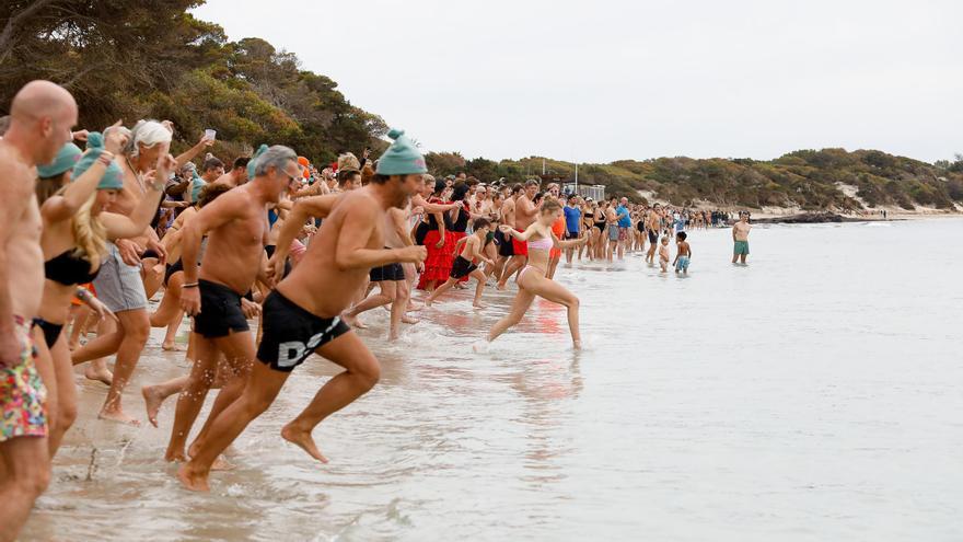 Chapuzón en ses Salines de Ibiza: de idea loca a fenómeno social