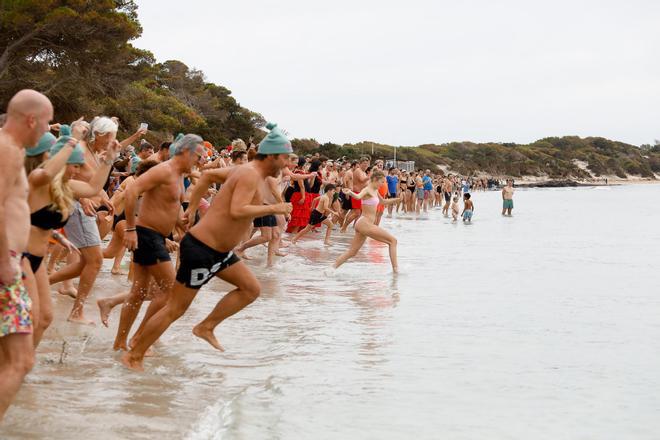 Galería: Así ha sido el primer baño del año en ses Salines