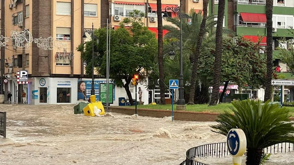 La fuerte corriente de agua provó el arrastre de contenedores y vehículos en Molina de Segura el pasado martes.