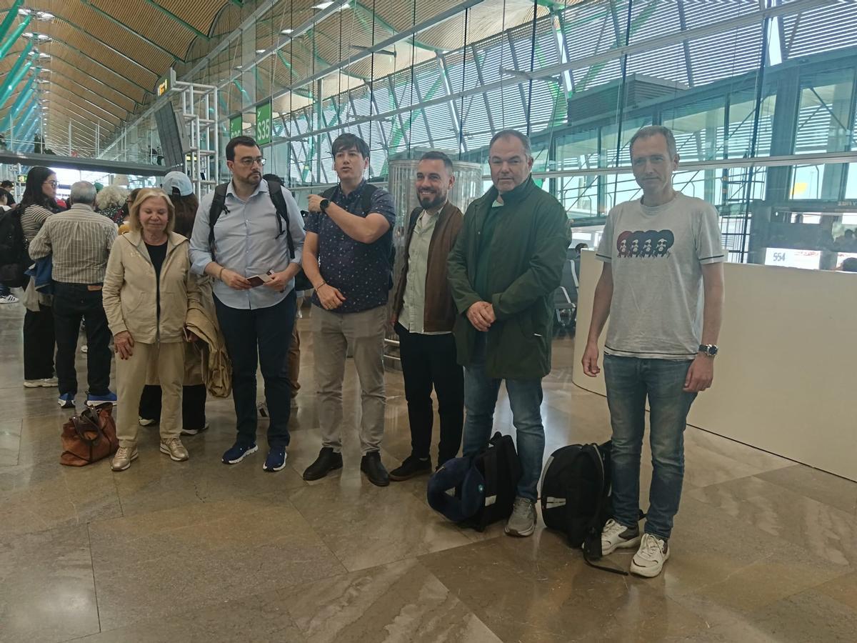 Por la izquierda, María Antonia Fernández Felgueroso, Adrián Barbón, Borja Sánchez, José Sicre, Carlos Paniceres y David González, antes de la partida, este lunes en Barajas.