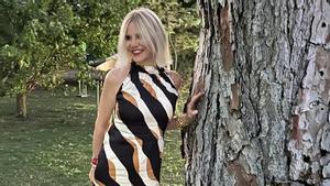 Eugenia Martínez de Irujo posando junto a un árbol