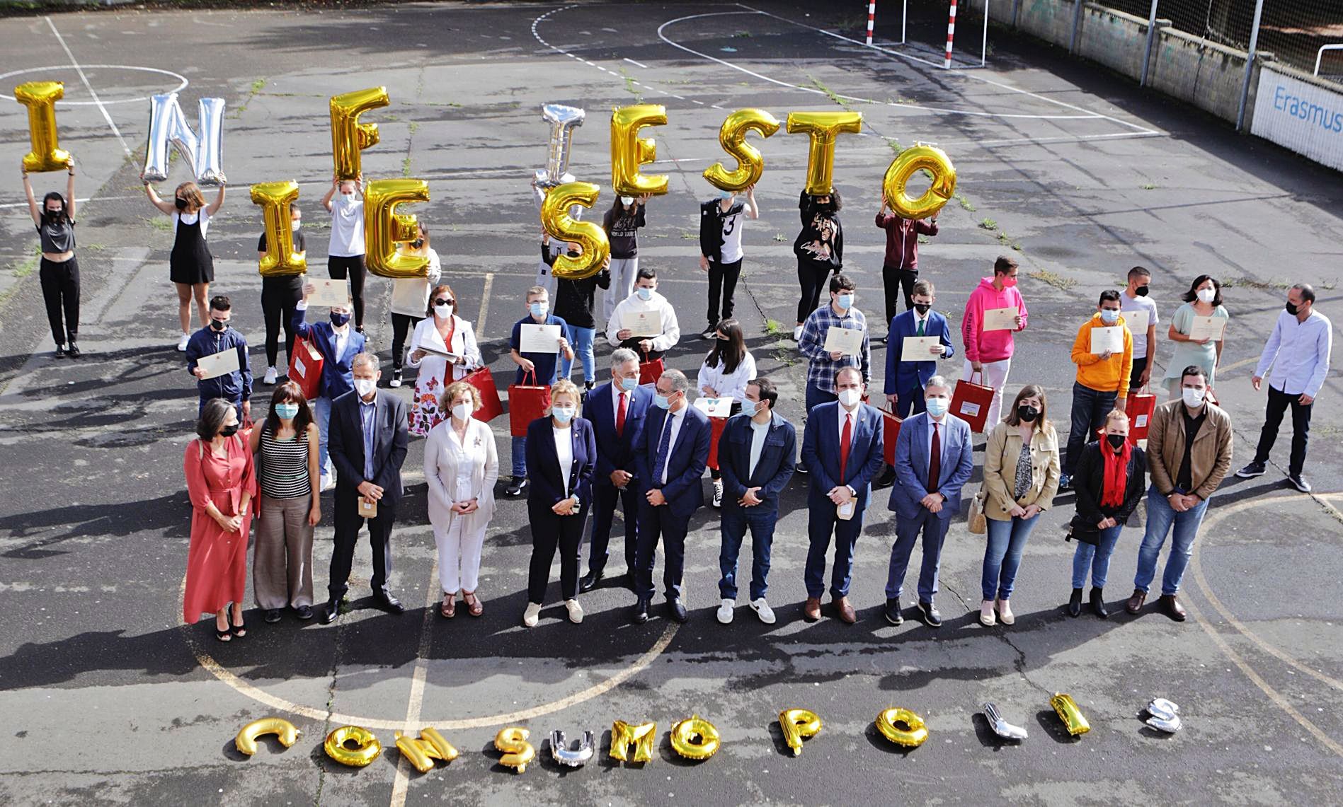 Fotografía de familia de los ganadores de Cosmópolis 16 y las autoridades, ayer, en la cancha deportiva del instituto piloñés. | Fernando Rodríguez