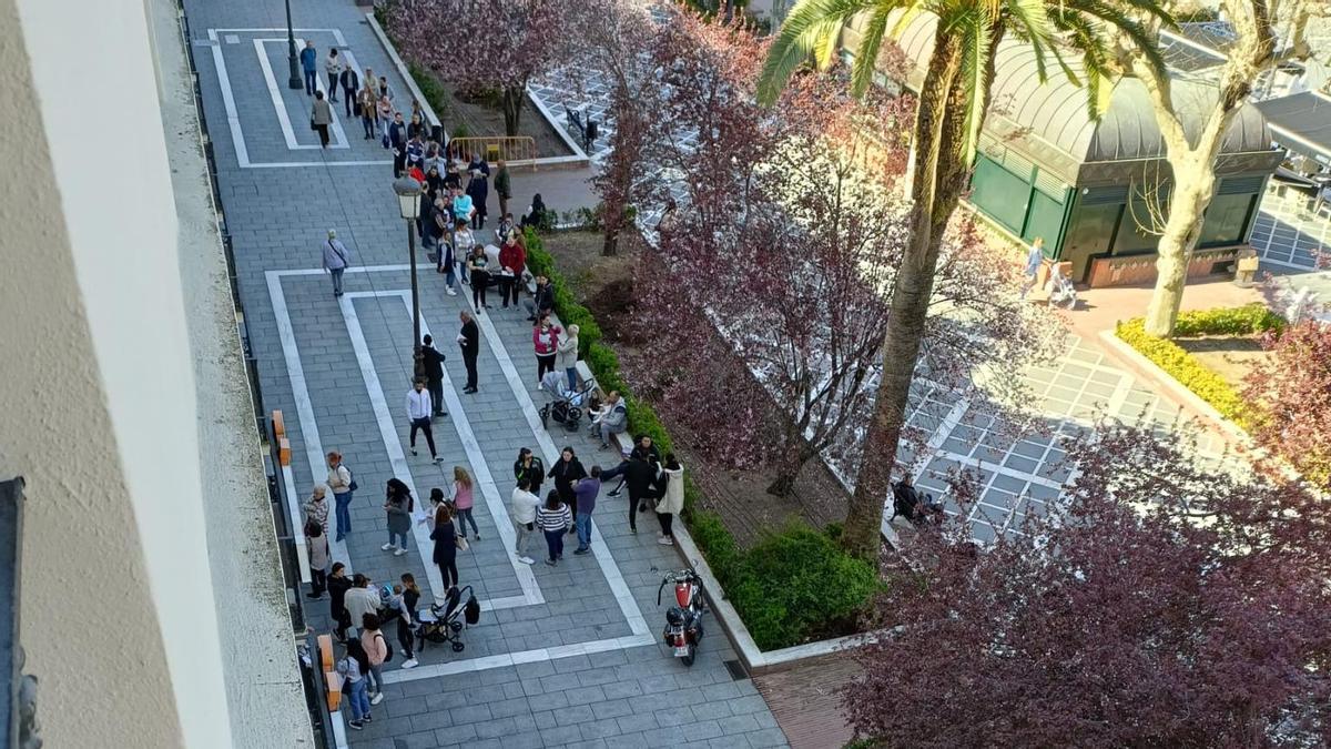 La cola para solicitar las viviendas en las oficinas de Inmuba.