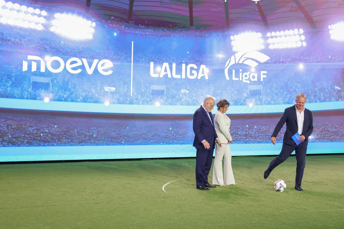 Javier Tebas, presidente de LaLiga; Beatriz Álvarez, presidente de la Liga F; y Maarten Wetselaar, CEO de Moeve, en la presentación del acuerdo.