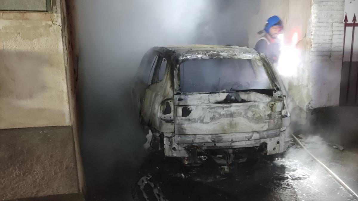 Uno de los vehículos calcinados por el incendio originado en Pozoantiguo