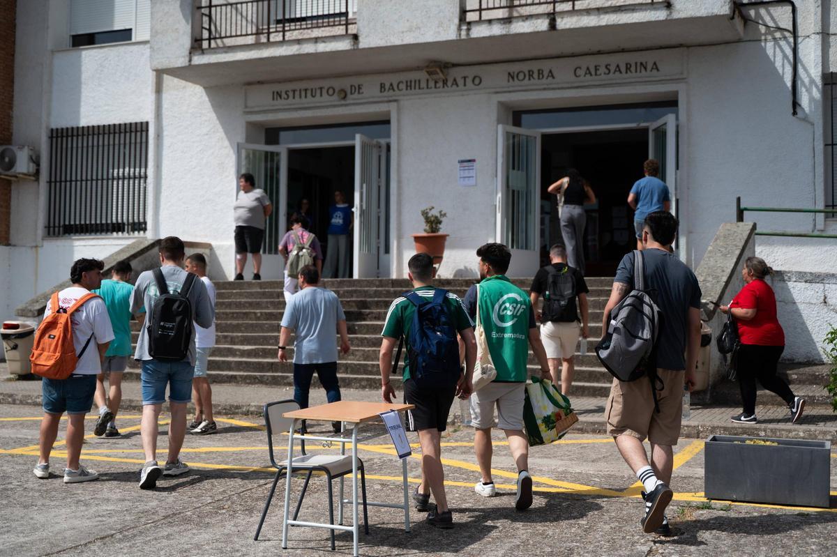 Galería | Calor y nervios en las oposiciones a maestro en Cáceres Galería | Calor y nervios en las oposiciones a maestro en Cáceres