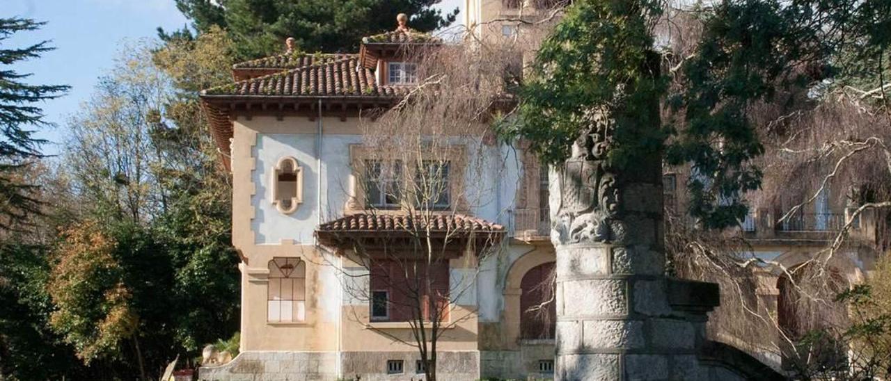 El palacete, visto desde el portón de la entrada.