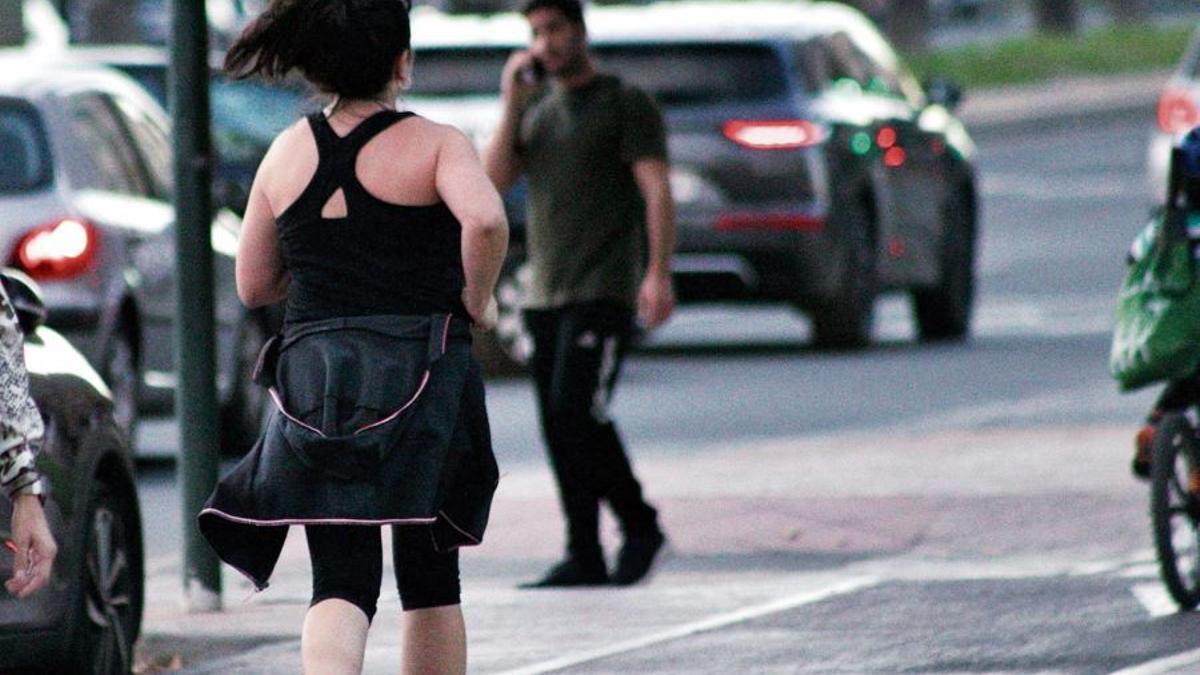 Una mujer corriendo por las calles de Murcia, esta semana.